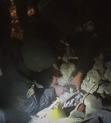 У Кривому Розі з-під завалів обстріляного будинку врятували собаку