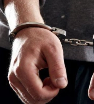 У Луцьку чоловік ледь не задушив дружину, хотів побити поліцейських, а потім хуліганив у відділку
