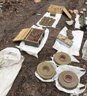 Поблизу Полтави в лісі знайшли гранатомет, міни та майже 60 ручних гранат