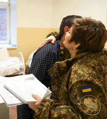 «Внимание помогает выздороветь». Гвардейцы Восточного ОТО поздравили раненых побратимов с Рождеством