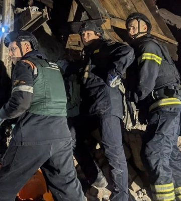 На Дніпропетровщині з-під зруйнованого росіянами будинку врятували песика (ВІДЕО)
