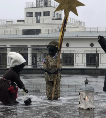 Малыши-основатели Киева на Почтовой площади получили праздничную одежду – фото