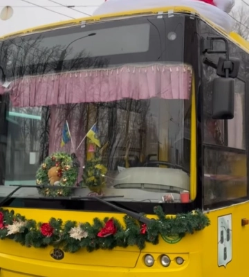 Сумами їздить святковий тролейбус