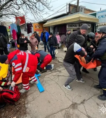Росіяни вдарили дроном по ринку у Нікополі та поранили вісьмох людей