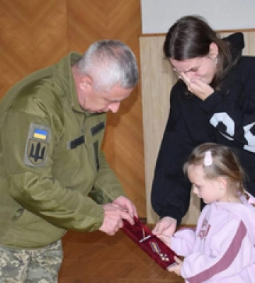 У Костополі рідним трьох загиблих бійців вручили їхні ордени «За мужність»