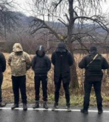 На Закарпатті переправники доєдналися до траурного кортежу, аби провезти «клієнтів» через контрольні пости