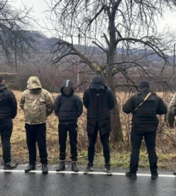 На Закарпатті ухилянти приєдналися до траурного кортежу загиблого воїна, аби проїхати до кордону