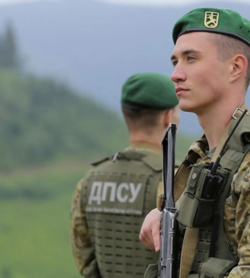 Доєдналися до траурного кортежу, аби провезти «клієнтів» через контрольні пости на Закарпатті