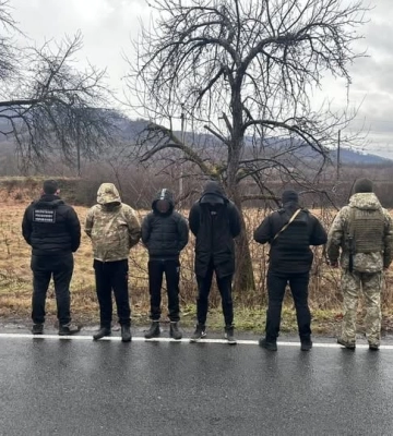 Доєдналися до траурного кортежу, аби провезти «клієнтів» через контрольні пости на Закарпатті