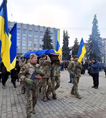Сумне Різдво: у Ковелі сотні людей прийшли віддати останню шану Героям, які з перших днів війни стали на захист країни