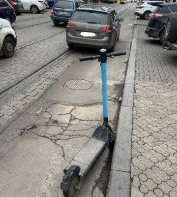 У центрі Миколаєва електросамокат врізався в автівку