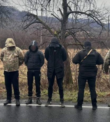 Доєдналися до траурного кортежу, аби провезти «клієнтів» через контрольні пости на Закарпатті