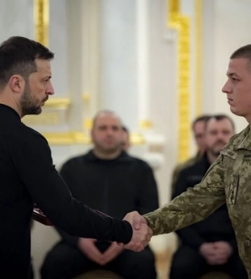 Зеленський вручив військовим і родичам загиблих зірки Героїв Зеленський вручив військовим і родичам загиблих зірки Героїв