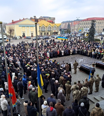 Сумне Різдво: у Ковелі сотні людей прийшли віддати останню шану Героям, які з перших днів війни стали на захист країни