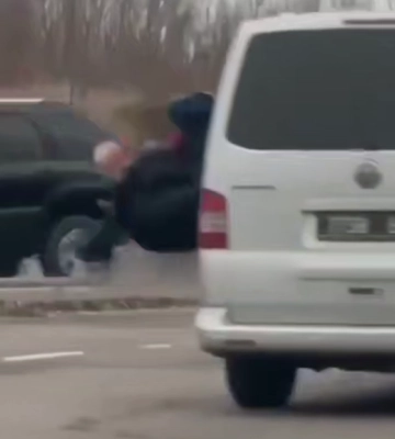 У Дніпропетровському ТЦК прокоментували відео, на якому чоловік вистрибує з «бусика» з розбитою головою