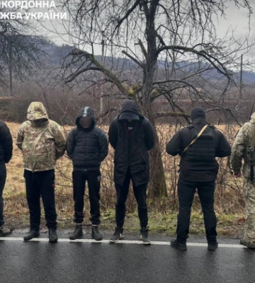 На Закарпатті переправники доєдналися до траурного кортежу, аби провезти «клієнтів» через контрольні пости