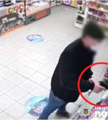 У Києві затримала іноземця за розбійний напад на магазин. З’явилося відео