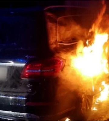 У Чернівцях взято під варту двох дніпрян, які підпалили автомобіль. З’явилося відео