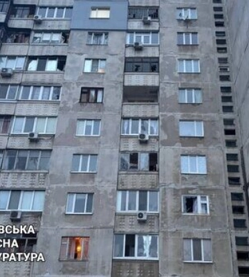 Наслідки удару БПЛА &quot;Молнія&quot; по Харкову: дрон влучив у двір 16-поверхівки в Індустріальному районі. ФОТОрепортаж
