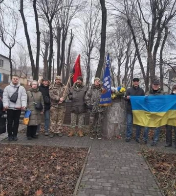 Вандалы разрушили памятную доску Черноволу в Днепре