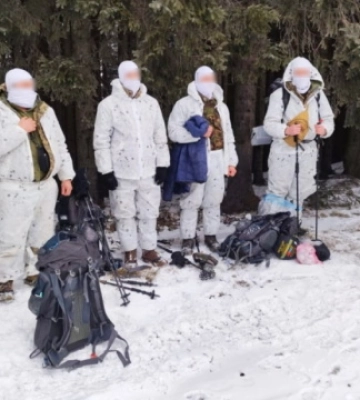 На кордоні з Румунією затримали групу ухилянтів у маскувальних костюмах