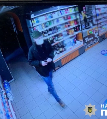 У Києві на Андріївському узвозі іноземець в масці і з пістолетом пограбував магазин
