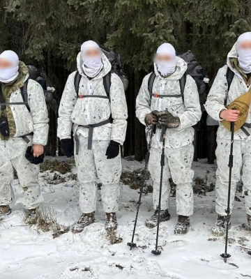 На Буковині затримали чоловіків, які в маскувальних костюмах рухалися до кордону з Румунією