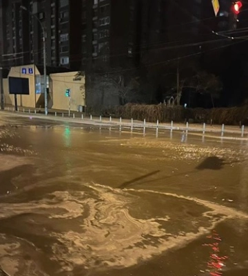 В центре Киева произошел прорыв труб: затруднено движение транспорта
