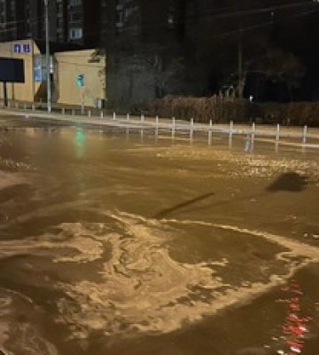 В центре Киева из-за прорыва трубопровода усложнилось движение транспорта