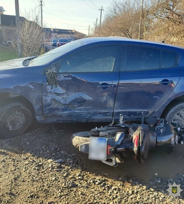 На Хмельниччині неповнолітній мотоцикліст врізався у легковик під кермуванням молодої жінки