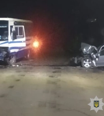 На Львівщині автомобіль зіткнувся з автобусом: є загиблий і травмовані