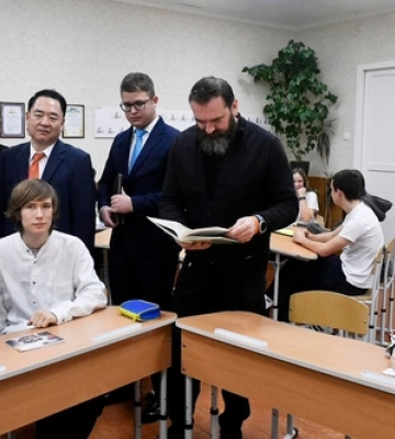 Південна Корея передала 300 тисяч підручників для учнів десятих класів