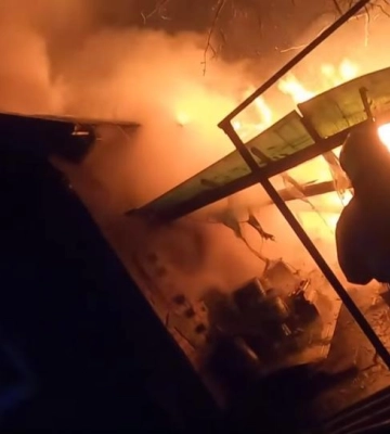 У Рівному вночі горіла господарська будівля (ВІДЕО)