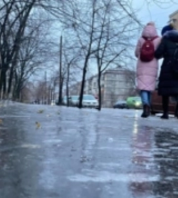 З ожеледицею у Луцьку борються понад 60 двірників та шість машин спецтехніки