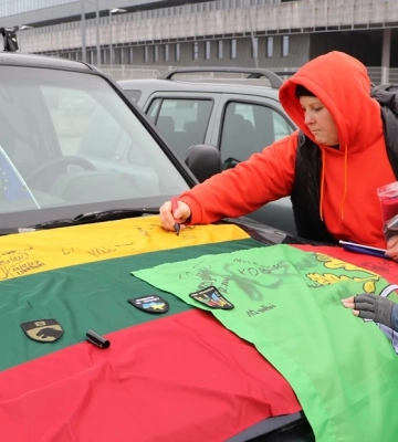 30 авто для ЗСУ доправили на Львівщину волонтери з Литви