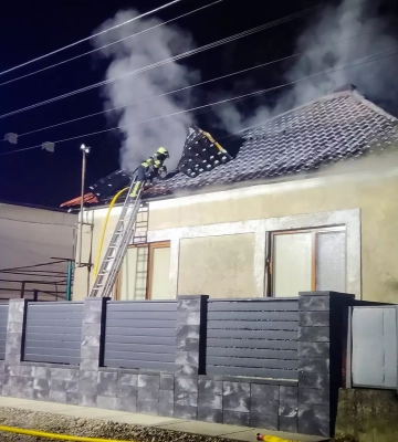 Вогнеборці Хустщини та Тячівщини спільними зусиллями врятували житловий будинок