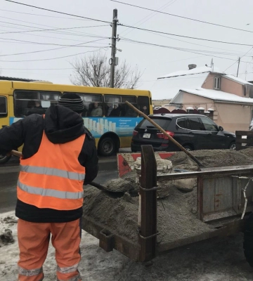 Комунальники вибачилися, що не можуть одразу посипати усе Рівне