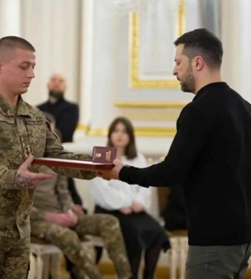 Зеленський вручив “Золоту Зірку” Героя України бійцю “десятки” Андрію Скібіну