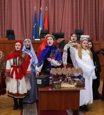 У сесійну залу Кропивницької міськради завітав різдвяний вертеп (ВІДЕО)