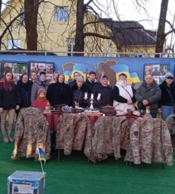 У Рахові на Різдво співали колядки загиблим воїнам на міській Алеї слави