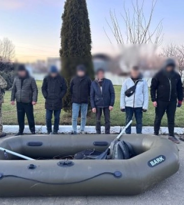 Шістьох «човнярів» зупинили поблизу кордону на Закарпатті (відео)