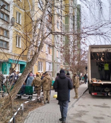 Мешканцям пошкодженого будинку на Героїв Крут у Сумах благодійники встановлюють вікна