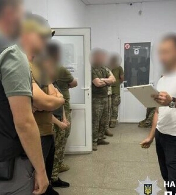 На Харківщині працівники ТЦК та ВЛК виключали з обліку ухилянтів та допомагали їм виїхати за кордон, - поліція. ФОТО