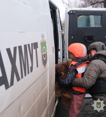 Экипаж «Белый ангел» эвакуировал мать с двумя детьми из прифронтового поселка в Покровском районе