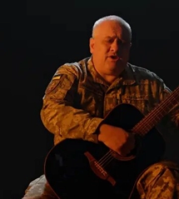 Оперний співак із Запоріжжя заспівав пісню про загиблих побратимів
