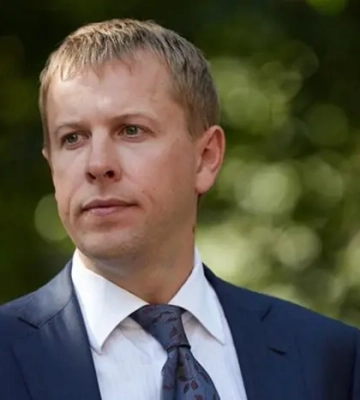 Екснардеп Хомутиннік, який живе за кордоном, вивіз з України елітне авто за €500 млн Екснардеп Хомутиннік, який живе за кордоном, вивіз з України елітне авто за €500 млн