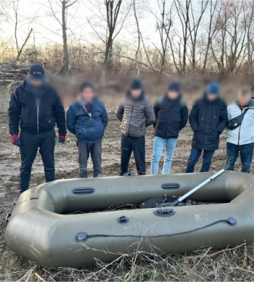Шістьох чоловіків затримали під час спроби перепливти Тису на Закарпатті – ДПСУ (Відео)