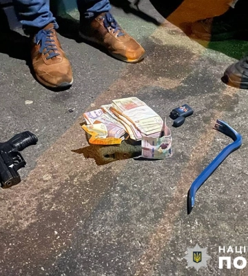 У Києві поліцейські затримали іноземця за зухвалий озброєний напад на магазин. ФОТО
