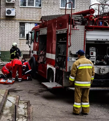 У Миколаєві внаслідок пожежі в одній з квартир літня жінка померла на руках у лікарів швидкої