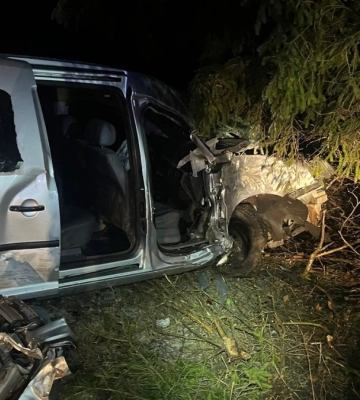 ДТП у Коломийському районі: рятувальники витягли чоловіка з авто